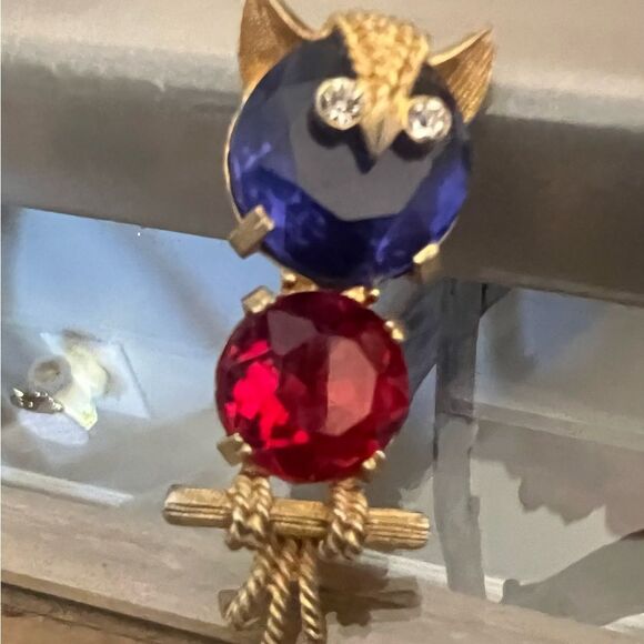 Elegant Owl Brooch with Blue and Red Gems. Vintage gold tone. - Picture 1 of 5